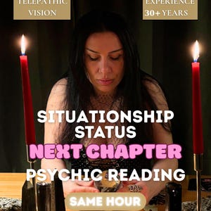 Puede incluir: Un anuncio de servicio de lectura psíquica con el texto SITUATIONSHIP STATUS NEXT CHAPTER PSYCHIC READING SAME HOUR, TELEPATHIC VISION y EXPERIENCE 30+ YEARS. Dos velas rojas en soportes plateados flanquean una bola de cristal sobre una mesa.
