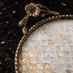 Bandeja de mosaico de nácar con asas redondas de diseño floral, elegante decoración para mesa de centro.