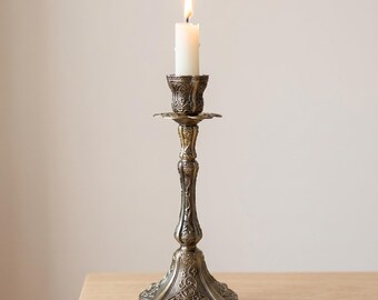 Castiçal vintage ornamentado em metal para velas cônicas, decoração de mesa.