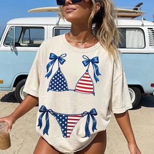 Bikinitopp American Girl PNG, baddräkt med USA-flagga, trendig sommarsublimeringsdesign, flickaktigt strandpng, sommar 4 juli-png