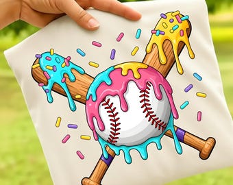 Op de afbeelding: Een crèmekleurig kussen met een honkbalthema. Het ontwerp toont een honkbal met roze, blauwe en gele druipende glazuur, gekruist met twee houten honkbalknuppels. Kleurrijke hagelslag is verspreid rond het ontwerp.