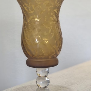 Puede incluir: Un juego de tres tazas de cerámica con un acabado mate moteado. Las tazas son en tonos crema, gris claro y gris oscuro. Cada taza tiene un diseño simple y minimalista y un asa redondeada.