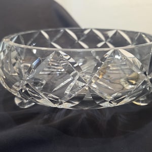 Puede incluir: Un juego de tres tazas de cerámica con un acabado mate moteado. Las tazas son de color crema, gris claro y gris oscuro. Cada taza tiene un diseño simple y minimalista.