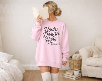 Maqueta de sudadera Gildan 18000 rosa claro con cuello redondo delantero / Maqueta de estilo de vida / Crema, estética de ropa de estar / JPEG / Descarga digital