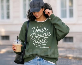 Maqueta de sudadera Gildan 18000 verde militar con cuello redondo delantero / Maqueta de estilo de vida / Maqueta de calle urbana / Archivo JPEG / Descarga digital