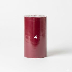 K&ouml;nnte beinhalten: Eine zylindrische Rolle aus weinrotem Material, verpackt in klarem Kunststoff. Die Zahl "4" ist wei&szlig; auf der Vorderseite der Rolle aufgedruckt. Das Material scheint eng gewickelt zu sein und hat eine leicht strukturierte Oberfl&auml;che.