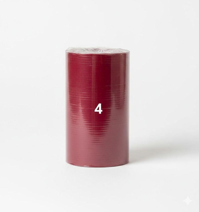 K&ouml;nnte beinhalten: Eine zylindrische Rolle aus weinrotem Material, verpackt in klarem Kunststoff. Die Zahl "4" ist wei&szlig; auf der Vorderseite der Rolle aufgedruckt. Das Material scheint eng gewickelt zu sein und hat eine leicht strukturierte Oberfl&auml;che.