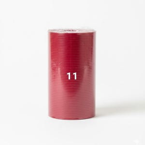 K&ouml;nnte beinhalten: Eine zylindrische Rolle aus tiefrotem Material, verpackt in klarem Kunststoff. Die Zahl "11" ist wei&szlig; auf der Vorderseite der Rolle aufgedruckt. Das Material scheint mit horizontalen Linien strukturiert zu sein.