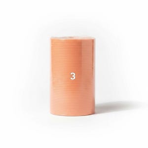 K&ouml;nnte beinhalten: Eine zylindrische Rolle aus pfirsichfarbenem Papier mit der wei&szlig;en Zahl 3. Das Papier hat eine strukturierte, gerippte Oberfl&auml;che. Die Rolle steht aufrecht vor einem wei&szlig;en Hintergrund.