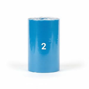 K&ouml;nnte beinhalten: Eine Rolle blaues Klebeband mit der wei&szlig;en Zahl 2. Das Klebeband ist zylindrisch und scheint in Kunststoff verpackt zu sein. Der Hintergrund ist wei&szlig;.