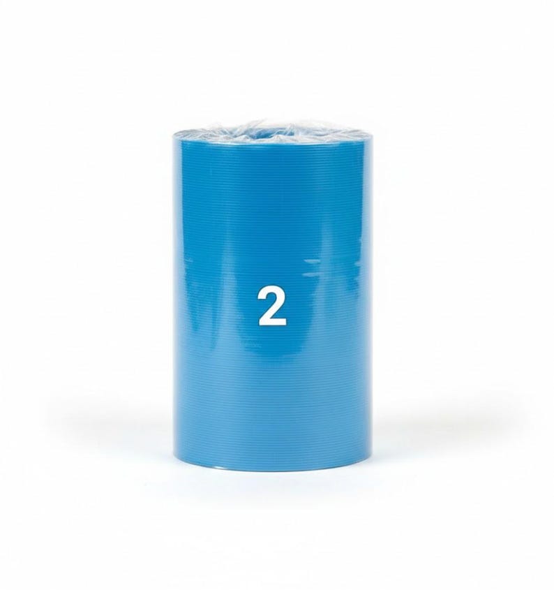 K&ouml;nnte beinhalten: Eine Rolle blaues Klebeband mit der wei&szlig;en Zahl 2. Das Klebeband ist zylindrisch und scheint in Kunststoff verpackt zu sein. Der Hintergrund ist wei&szlig;.