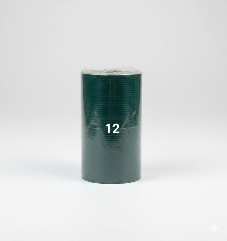 K&ouml;nnte beinhalten: Eine Rolle dunkelgr&uuml;ner Blumenschaum, verpackt in durchsichtigem Kunststoff. Die Zahl "12" ist wei&szlig; auf der Vorderseite aufgedruckt. Der Hintergrund ist schlicht wei&szlig;.