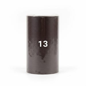 K&ouml;nnte beinhalten: Eine zylindrische Rolle aus braunem Material mit horizontalen Rillen. Die Zahl "13" ist wei&szlig; auf die Vorderseite der Rolle gedruckt. Die Rolle ist in klarem Kunststoff verpackt, und der Hintergrund ist wei&szlig;.