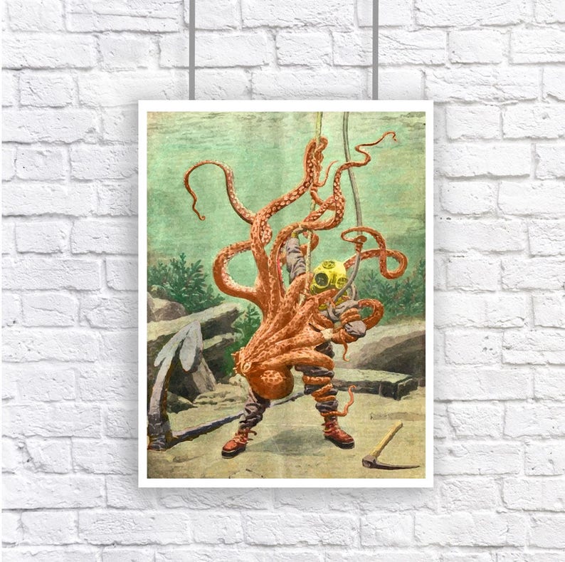 K&ouml;nnte beinhalten: Eine Vintage-Illustration eines Tauchers, der von einem Kraken angegriffen wird. Der Taucher tr&auml;gt einen gelben Taucherhelm und h&auml;lt eine Spitzhacke. Der Kraken hat seine Tentakel um den K&ouml;rper des Tauchers gewickelt. Die Szene spielt unter Wasser mit Felsen und Seegras im Hintergrund.