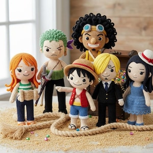 Può includere: Una collezione di sette bambole di personaggi all'uncinetto, ognuna con caratteristiche e abiti distintivi. Le bambole includono personaggi con capelli verdi, gialli e neri, che indossano vari costumi. Sono disposte su una superficie sabbiosa con una corda e uno scrigno di legno sullo sfondo.