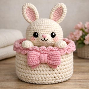 Op de afbeelding: Een set van drie keramische mokken met een gespikkelde, matte afwerking. De mokken zijn in crème, lichtgrijs en donkergrijs. Elke mok heeft een eenvoudig, modern ontwerp en een afgeronde handgreep.