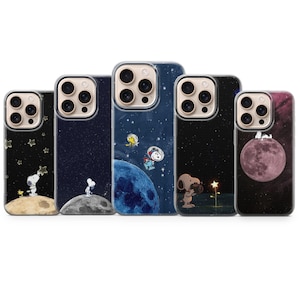 Puede incluir: Cinco fundas para teléfono con Snoopy y Woodstock en escenas espaciales. Cada funda tiene un fondo diferente, incluyendo una noche estrellada, una luna y un planeta. Las fundas son transparentes con un borde negro.