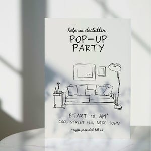 Op de afbeelding: Een witte kaart met een zwarte lijntekening van een woonkamerscène, inclusief een bank, een bijzettafel en een vloerlamp. De tekst "help us declutter POP-UP PARTY" staat bovenaan, met evenementdetails: "START 10 AM, COOL STREET 123, NICE TOWN, *coffee provided till 12."