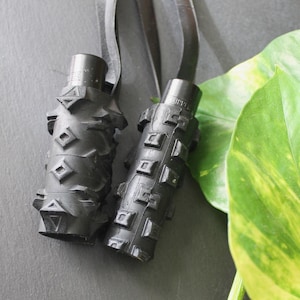 Ketting van gerecyclede aanstekerhouder · Upcycled fietsbinnenbandhoesje · Handgemaakt duurzaam accessoire · Raak nooit meer je aansteker kwijt