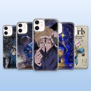 Könnte beinhalten: Fünf transparente Handyhüllen mit Illustrationen im Anime-Stil. Die Designs umfassen eine Figur mit blonden Haaren, eine Sternennacht und eine Figur, die einen leuchtenden Globus hält. Die Hüllen werden vor einem hellblauen Hintergrund präsentiert.