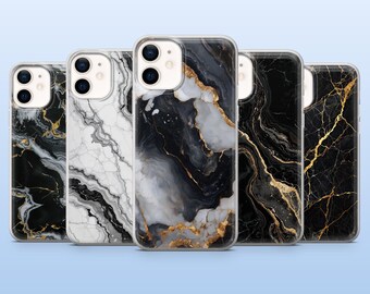 Op de afbeelding: Vijf smartphonehoesjes met marmerontwerpen. De hoesjes hebben zwarte, witte en grijze marmerpatronen met gouden accenten. Elke hoes heeft een transparante rand en een camera-uitsparing.