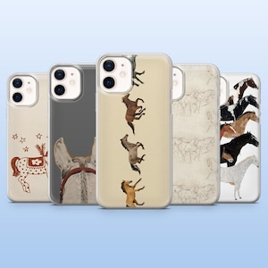 Puede incluir: Una colección de fundas para teléfonos con diseños de caballos. Las fundas muestran varias ilustraciones de caballos, incluyendo un caballo de carrusel, una cabeza de caballo y caballos en movimiento. La paleta de colores incluye beige, marrón y blanco.