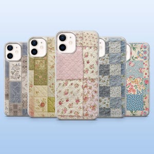 Può includere: Una collezione di cinque custodie per telefono con un design patchwork. Ogni custodia presenta un motivo unico di tessuti floreali, geometrici e strutturati in vari colori, tra cui rosa, blu, verde e crema. Le custodie sono progettate per uno smartphone.