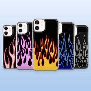 Peut inclure: Cinq coques de téléphone avec des motifs de flammes de différentes couleurs sur fond noir. Les flammes sont roses, violettes, jaunes, bleues et blanches. Les coques ont une bordure transparente.