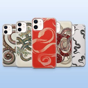 Op de afbeelding: Een verzameling telefoonhoesjes met slangenontwerpen. De hoesjes tonen verschillende slangenillustraties in kleuren als rood, groen, bruin en zwart. De ontwerpen variëren van gedetailleerde tekeningen tot gestileerde patronen.