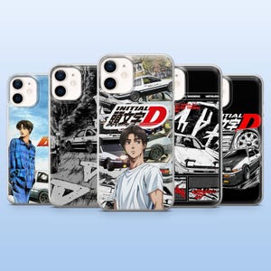 Peut inclure: Cinq coques de téléphone avec des illustrations de style anime. Les coques présentent des images de voitures, de personnages et du texte japonais. Les coques sont alignées sur un fond bleu.