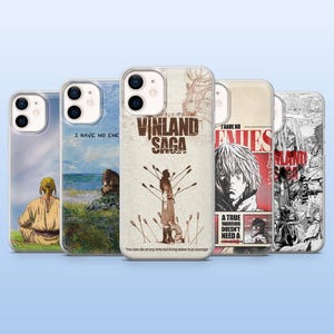 Op de afbeelding: Een verzameling van vijf telefoonhoesjes met verschillende ontwerpen uit de manga-serie "Vinland Saga". De hoesjes tonen illustraties van personages en tekst, waaronder "I HAVE NO ENEMIES" en "A TRUE WARRIOR DOESN'T NEED A".