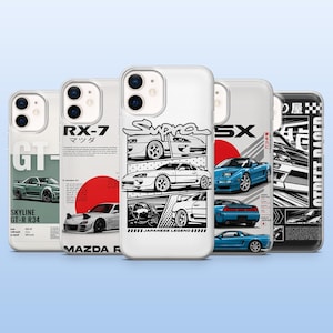 Op de afbeelding: Vijf doorzichtige smartphonehoesjes met grafische prints van Japanse sportwagens. De ontwerpen tonen de Nissan Skyline GT-R R34, Mazda RX-7, Toyota Supra, Honda NSX en een zwart-witte illustratie van een driftauto met Japanse tekst.