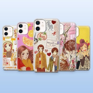 Op de afbeelding: Een verzameling van vijf telefoonhoesjes met kleurrijke illustraties in anime-stijl. De hoesjes hebben verschillende ontwerpen, waaronder personages, fruit en tekst. De hoesjes zijn gemaakt van transparant plastic en hebben een glanzende afwerking.