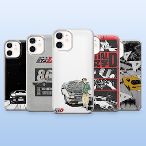 Könnte beinhalten: Eine Sammlung von fünf Handyhüllen mit Designs zum Anime Initial D. Die Hüllen zeigen Illustrationen von Autos, Charakteren und japanischem Text. Die Hüllen sind in verschiedenen Farben erhältlich, darunter Schwarz, Weiß und Rot.
