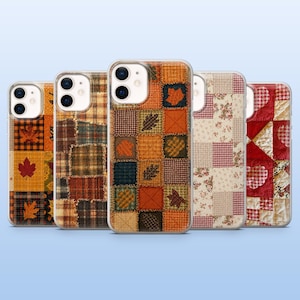 Könnte beinhalten: Fünf Smartphone-Hüllen in einer Reihe, jede mit einem anderen Patchwork-Design. Die Muster umfassen Herbstblätter, karierte Quadrate, florale Drucke und rote Herzmotive, alle in einer texturierten, gesteppten Stoffoptik dargestellt.