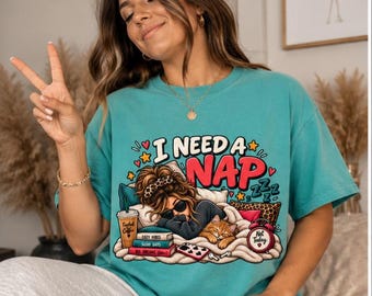 Preciso de uma soneca - Camiseta unissex com estampa Comfort Colors, perfeita para introvertidos e para um toque de humor aconchegante.