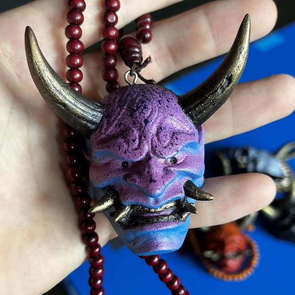 Colgante japonés de demonio Oni, máscara de dragón Oni púrpura pintada a mano, accesorios samurái, collar de máscara Kabuki, regalo Hannya, decoración para colgar en el coche