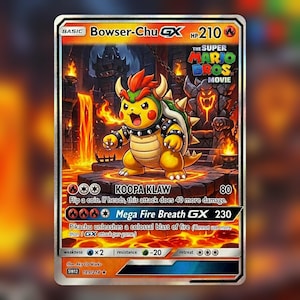 Puede incluir: Una carta coleccionable que muestra a Bowser-Chu, una criatura amarilla con pelo rojo y un caparazón con pinchos, en un castillo lleno de lava. La carta muestra el texto Bowser-Chu GX, 210 HP, The Super Mario Bros Movie, Koopa Klaw y Mega Fire Breath GX.