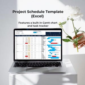 以下が含まれることがあります： Excelのプロジェクトスケジュールテンプレートを表示するラップトップ。内蔵のガントチャートとタスクトラッカーが特徴です。画面には、タスク名、日付、進捗状況など、プロジェクトの詳細が表示されます。「Project Schedule Template (Excel)」のテキストが表示されています。