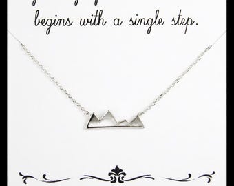 Collar de montaña - Tarjeta con cita inspiradora - Un viaje de mil millas....