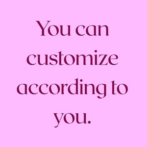 Puede incluir: Fondo rosa claro con el texto "You can customize according to you" en un tono rosa m&aacute;s oscuro. El texto est&aacute; centrado y en una fuente serif.