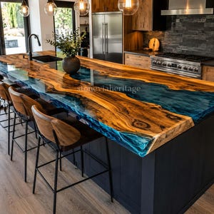 Puede incluir: Una isla de cocina personalizada con una encimera de madera de borde vivo y un diseño de río de resina azul. La isla presenta una base negra, taburetes de bar de madera y un fregadero y grifo negros. La encimera mide aproximadamente 305 cm de largo.