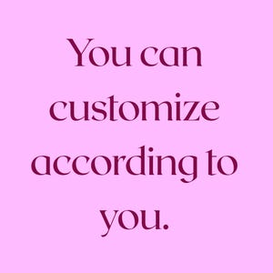 Pu&ograve; includere: Uno sfondo rosa chiaro con testo color magenta scuro che recita: "You can customize according to you." La scritta &egrave; presentata in un carattere serif pulito, centrato sull'immagine quadrata, offrendo un messaggio chiaro e leggibile.