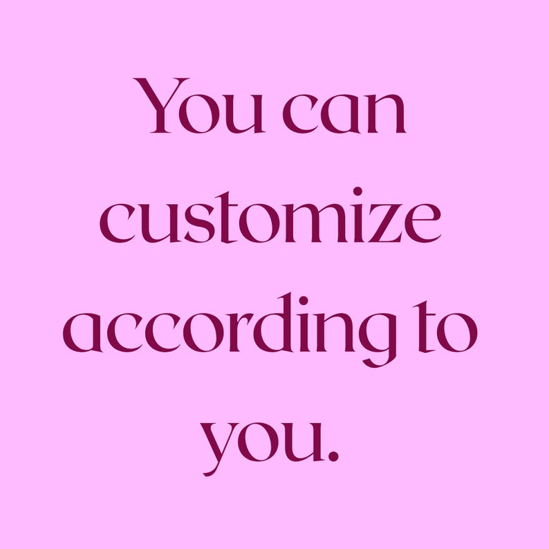 Pu&ograve; includere: Uno sfondo rosa chiaro con testo color magenta scuro che recita: "You can customize according to you." La scritta &egrave; presentata in un carattere serif pulito, centrato sull'immagine quadrata, offrendo un messaggio chiaro e leggibile.