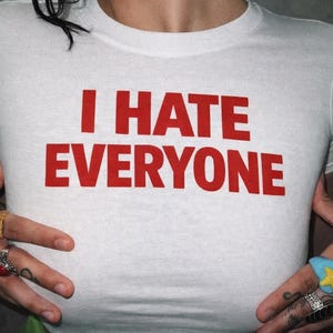 Crop Top T-shirt Y2K-humor "Jag hatar alla" kreativ streetwearfestival