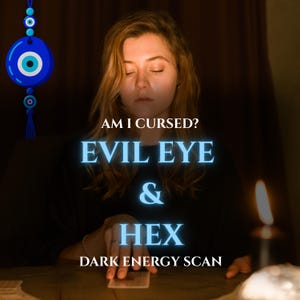 Puede incluir: Un colgante de pared de ojo azul con círculos concéntricos y una borla, acompañado del texto: AM I CURSED? EVIL EYE & HEX DARK ENERGY SCAN. La imagen muestra a una persona con cabello largo y una vela encendida en un entorno oscuro.