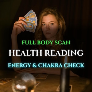 Może przedstawiać: Kobieta trzymająca karty tarota z niebiańskim wzorem. Obraz zawiera tekst "FULL BODY SCAN HEALTH READING ENERGY & CHAKRA CHECK" w kolorze zielonym i białym. Na stole kryształowa kula i inne karty.