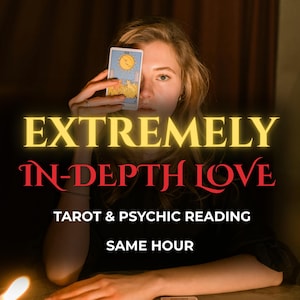 Peut inclure: Une femme tient une carte de tarot devant son visage. La carte représente un soleil et une lune. Le texte sur l'image indique "EXTREMEMENT IN-DEPTH LOVE" et "TAROT & PSYCHIC READING SAME HOUR".
