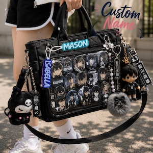Peut inclure: Sac fourre-tout noir avec de nombreux breloques et accessoires. Le sac présente un panneau avant transparent affichant des épingles de personnages. Comprend une peluche, des porte-clés et des étiquettes personnalisées "MASON" et "ISABELLA".
