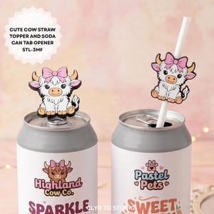 Op de afbeelding: Twee blikopeners en rietjesdoppen met een witte cartoonkoe met een roze strik. De tekst CUTE COW STRAW TOPPER AND SODA CAN TAB OPENER STL-3MF is zichtbaar. Eén dop zit op een bliklipje, de andere is bevestigd aan een wit rietje.